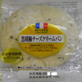 ヤマザキ 黒胡麻チーズクリームパン 商品写真 2枚目