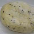 ヤマザキ 黒胡麻チーズクリームパン 商品写真 3枚目