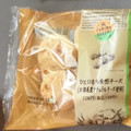 ファミリーマート ひと口もち食感チーズ 北海道産ナチュラルチーズ使用 商品写真 2枚目