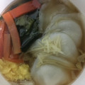 ローソン 1食分の野菜 もちもち餃子の中華スープ 商品写真 1枚目