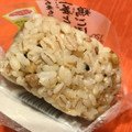 セブン-イレブン もち麦もっちり！生姜と鶏ごぼうごはんおむすび 商品写真 5枚目