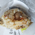 セブン-イレブン もち麦もっちり！生姜と鶏ごぼうごはんおむすび 商品写真 2枚目