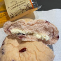 ファミリーマート ファミマ・ベーカリー クランベリー＆チーズクリームパン 商品写真 3枚目