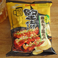 カルビー 堅あげポテト 堅つま レモン香る鶏皮ねぎ塩だれ味 商品写真 1枚目