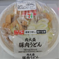 セブン-イレブン 肉大盛 豚肉うどん 商品写真 1枚目