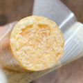 ローソン 国産サラダチキンスティック 明太チーズ 商品写真 2枚目