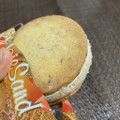 シャトレーゼ バター香るクッキーサンドアイス 塩キャラメル 商品写真 2枚目