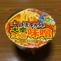 日清食品 デカうま 大辛コク旨味噌 商品写真 1枚目