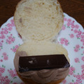 デイリーヤマザキ デイリーホット 板チョコ入りチョコホイップクリームパン 商品写真 3枚目