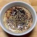 明星食品 麺とスープだけ 漆黒マー油豚骨ラーメン 商品写真 3枚目