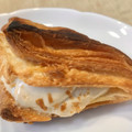 ヤマザキ おいしい菓子パン 三角パイヘーゼルナッツホイップ 商品写真 1枚目