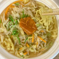 セブン-イレブン 辛味噌で食べる香ばし炒め野菜の味噌ラーメン 商品写真 2枚目