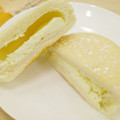 ファミリーマート ファミマ・ベーカリー 白いレアチーズパン 商品写真 3枚目