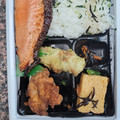 ファミリーマート 二段熟成銀鮭の幕の内弁当 商品写真 1枚目