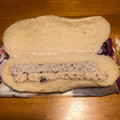 ヤマザキ 白いコッペパン クッキークリーム＆ラムレーズンクリーム 商品写真 3枚目