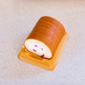 ヤマザキ PREMIUM SWEETS 苺ソース＆レアチーズロール 北海道産チーズ使用 商品写真 2枚目