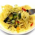 日清食品冷凍 スパ王プレミアム 彩り野菜のペペロンチーノ 商品写真 1枚目