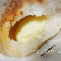 ファミリーマート ファミマ・ベーカリー もちもち食感のカマンベールチーズクリームパン 商品写真 3枚目