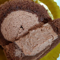 セブン-イレブン カカオ72％のチョコ使用 ショコラロールケーキ 商品写真 4枚目
