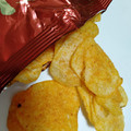 山芳製菓 ポテトチップス 大人の夏味 濃厚辛口梅仕立て 商品写真 2枚目