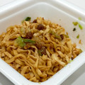 明星食品 一平ちゃん汁なしうどん すき焼き味 商品写真 2枚目