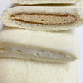 ヤマザキ ランチパック 塩キャラメルホイップとバニラクリーム 商品写真 2枚目