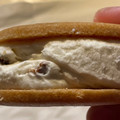 ベイシア プレミアム 別海のおいしい生乳使用 クッキーバターサンド レーズン 商品写真 3枚目