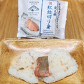 セブン-イレブン 新潟県産コシヒカリおむすび 炭火焼紅鮭切り身 商品写真 2枚目