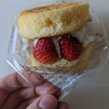 ファミリーマート ファミマルSweets ふんわりホットケーキ風サンド いちご 商品写真 2枚目