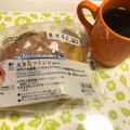 ローソン Uchi Cafe’ 大きなツインシュー 伊豆大島産塩入りのキャラメルクリーム＆東京牛乳入りホイップ 商品写真 3枚目