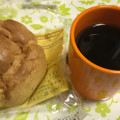 ローソン Uchi Cafe’ 大きなツインシュー 伊豆大島産塩入りのキャラメルクリーム＆東京牛乳入りホイップ 商品写真 4枚目