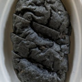 ヤマザキ 黒いソフトフランスパン 黒アヒージョ風味 商品写真 2枚目
