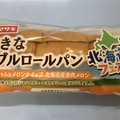 ヤマザキ 大きなダブルロールパン メロンジャム＆メロンホイップ 北海道赤肉メロン 商品写真 1枚目