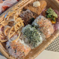 米久 白身魚フライとローストチキンの彩りおむすびセット 冷凍 商品写真 3枚目