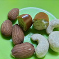 成城石井 桜燻しのスモークチーズ ペッパー 商品写真 1枚目