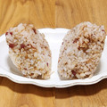 ローソン おにぎり屋 MCTオイルが摂れる 梅おかかおにぎり 国産もち麦入り 商品写真 2枚目