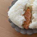 セブン-イレブン こだわりおむすび 炭火焼紅鮭切り身 商品写真 4枚目