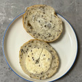 セブン＆アイ セブンプレミアム 黒ごまベーグルサンド チーズクリーム 商品写真 1枚目