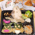 ローソン 天かす小海老おにぎり 国産もち麦入り 商品写真 3枚目