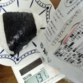ローソン 浅草宿六監修 プレミアムおにぎり 濃厚炙りたらこ クリームチーズ仕立て 商品写真 2枚目