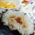 ローソン 浅草宿六監修 プレミアムおにぎり 濃厚炙りたらこ クリームチーズ仕立て 商品写真 4枚目