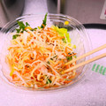 セブン-イレブン くずして食べるパリパリ麺のサラダ 商品写真 1枚目