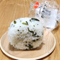 セブン-イレブン わかめご飯おむすび 三陸産わかめ使用 商品写真 1枚目