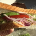 ローソン MACHI cafe’ たっぷり野菜のサラダサンド アボカド＆生ハム 商品写真 1枚目
