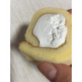 ローソン Uchi Cafe’ SWEETS もち食感ロール 蒜山ジャージー牛乳入りクリーム 商品写真 2枚目