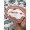 ローソン Uchi Cafe’ SWEETS もち食感ロール いちご 商品写真 3枚目