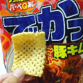 カルビー サッポロポテト バーベQあじでかっ？！ ぶーぶー豚キムチ味 商品写真 2枚目