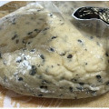 ファミリーマート 黒ごまとチーズクリームのパン 豆乳使用 商品写真 5枚目