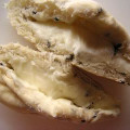 ローソン とっておき宣言 黒ごまとチーズクリームのパン 商品写真 2枚目