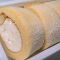 ローソン Uchi Cafe’ SWEETS もち食感ロール なめらかミルククリーム 商品写真 1枚目